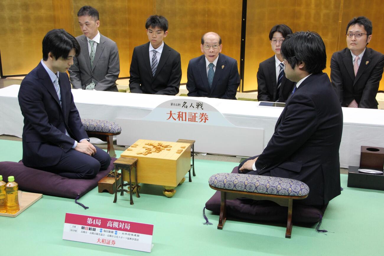 前日検分を行った藤井聡太名人（左）糸谷哲郎九段（日本将棋連盟提供）