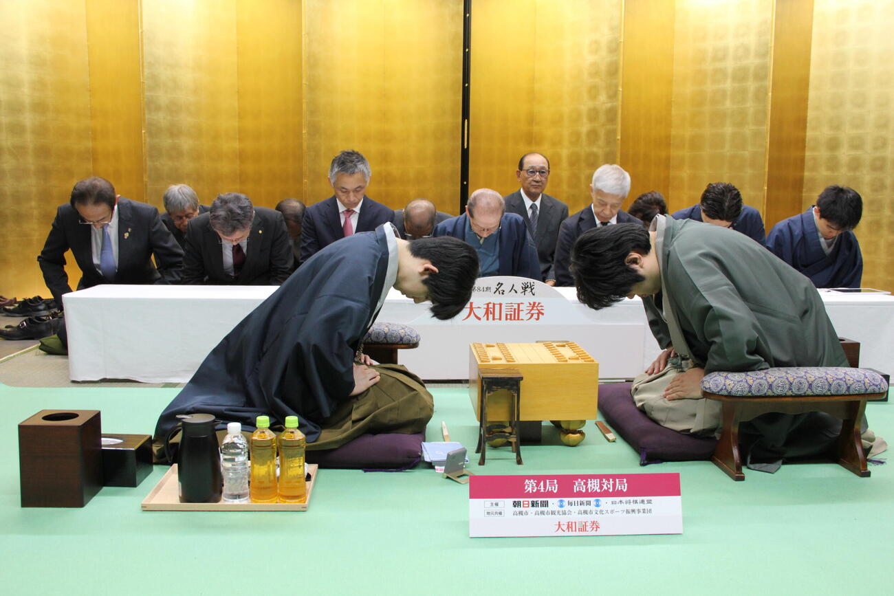 名人戦7番勝負第4局に臨んだ藤井聡太名人（左）糸谷哲郎九段（日本将棋連盟提供）