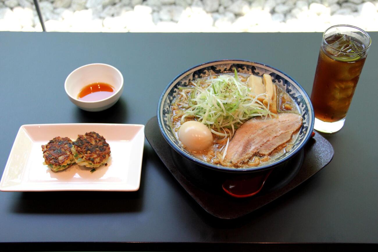 藤井聡太名人の昼食「煮干そば」「高槻うどんギョーザ2個」「アールグレイティー（アイス）」（日本将棋連盟提供）