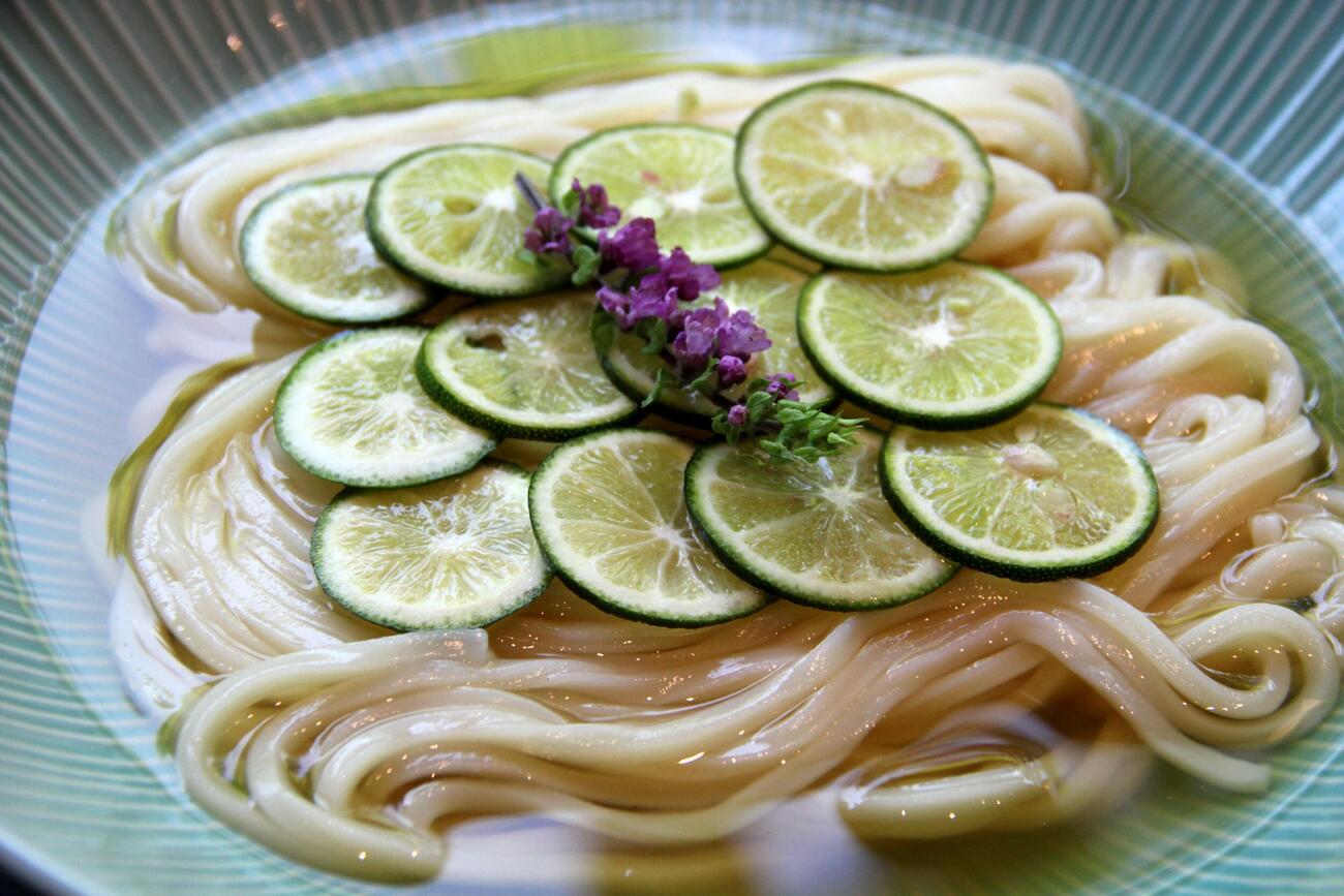 糸谷哲郎九段の昼食「海老の湯葉巻き揚げ＆すだちの細打ち冷かけうどん」（日本将棋連盟提供）