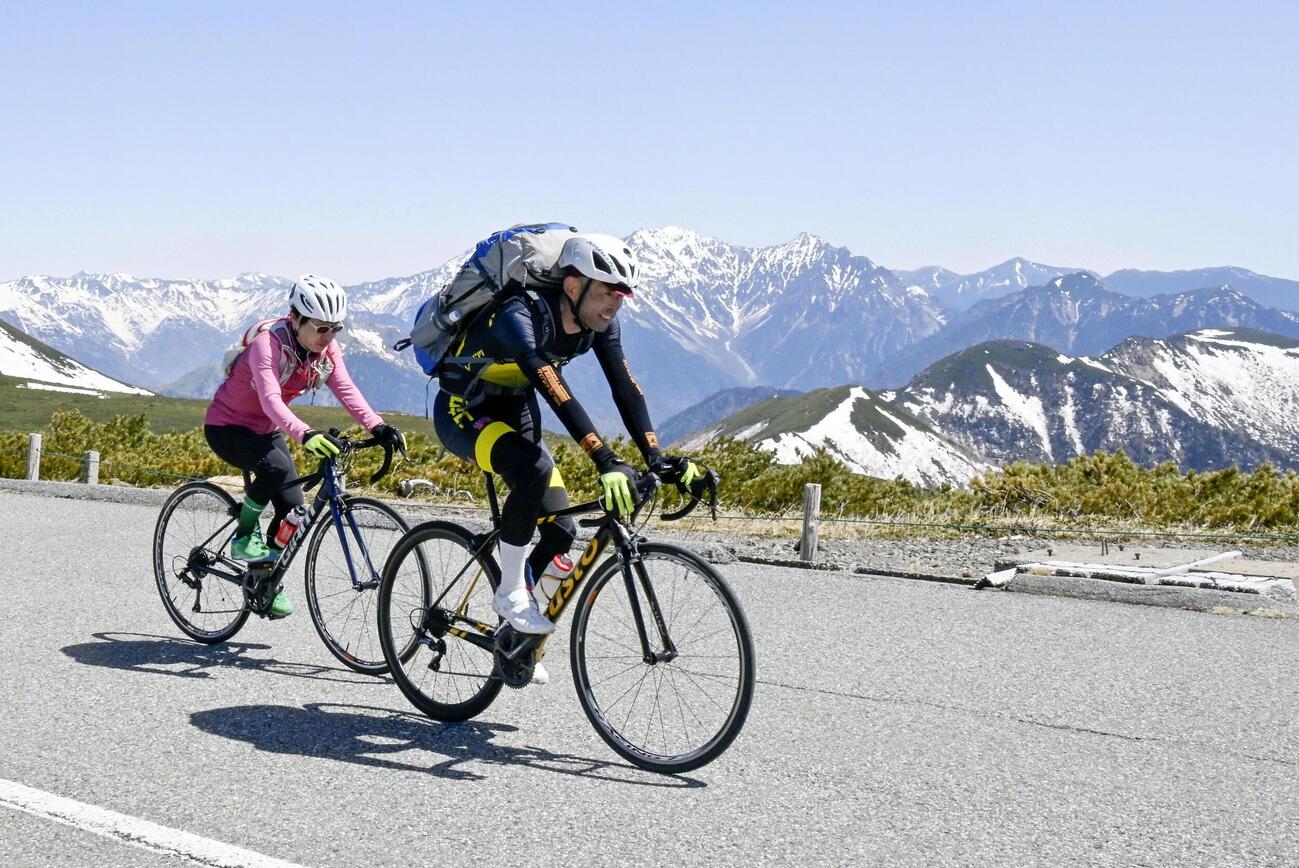 冬季閉鎖期間が終わり開通した「乗鞍スカイライン」を自転車で走り抜ける人たち（共同）