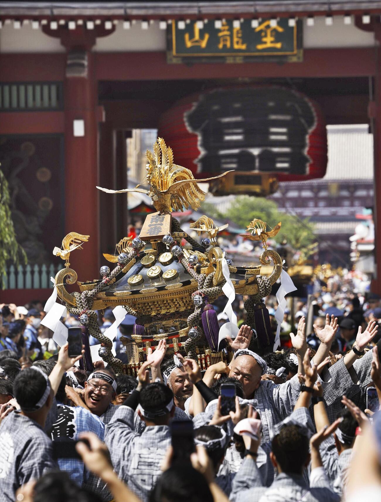東京・下町の初夏の風物詩、浅草神社の三社祭で、浅草寺の雷門をくぐるみこし（共同）