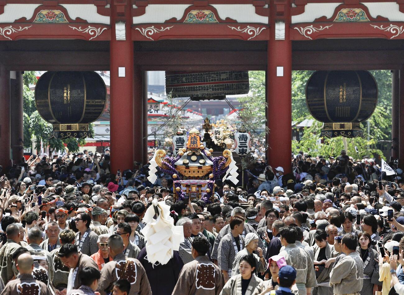 中日を迎え、大勢の人たちでにぎわう浅草神社の三社祭（共同）