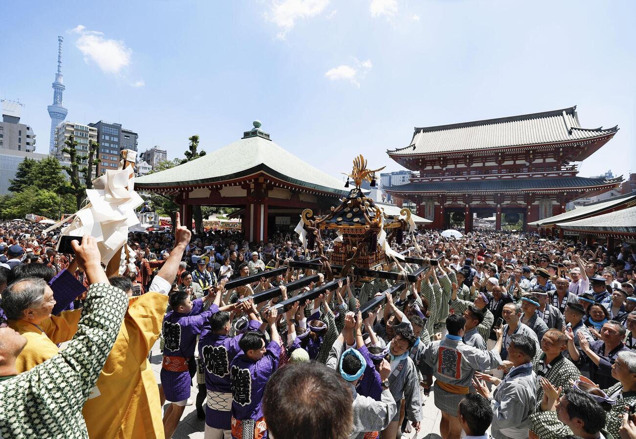 大勢の人たちでにぎわう浅草神社の三社祭（共同）