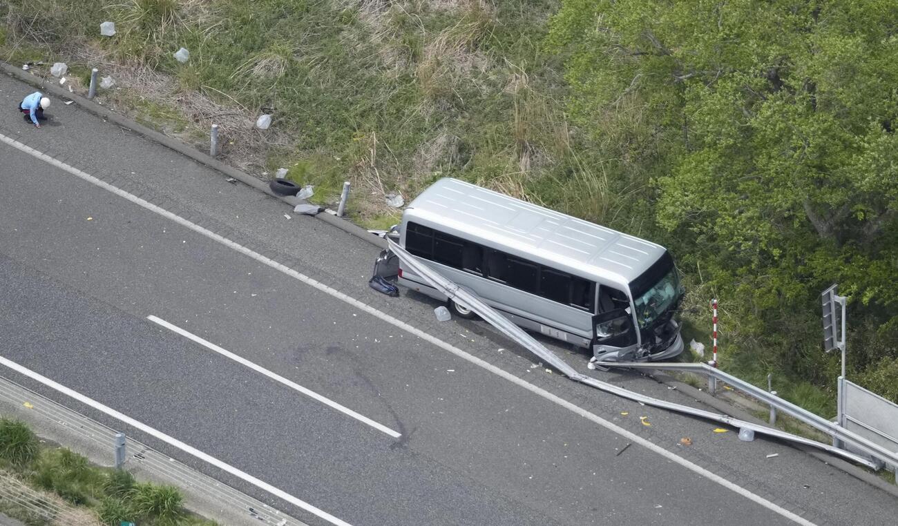 6日、福島県郡山市の磐越自動車道でガードレールに衝突したマイクロバス＝6日午後0時16分（共同通信社ヘリから）