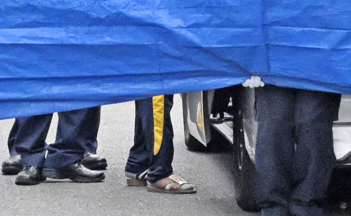 栃木県警下野署で、送検のため車に乗り込む容疑者の少年（共同）