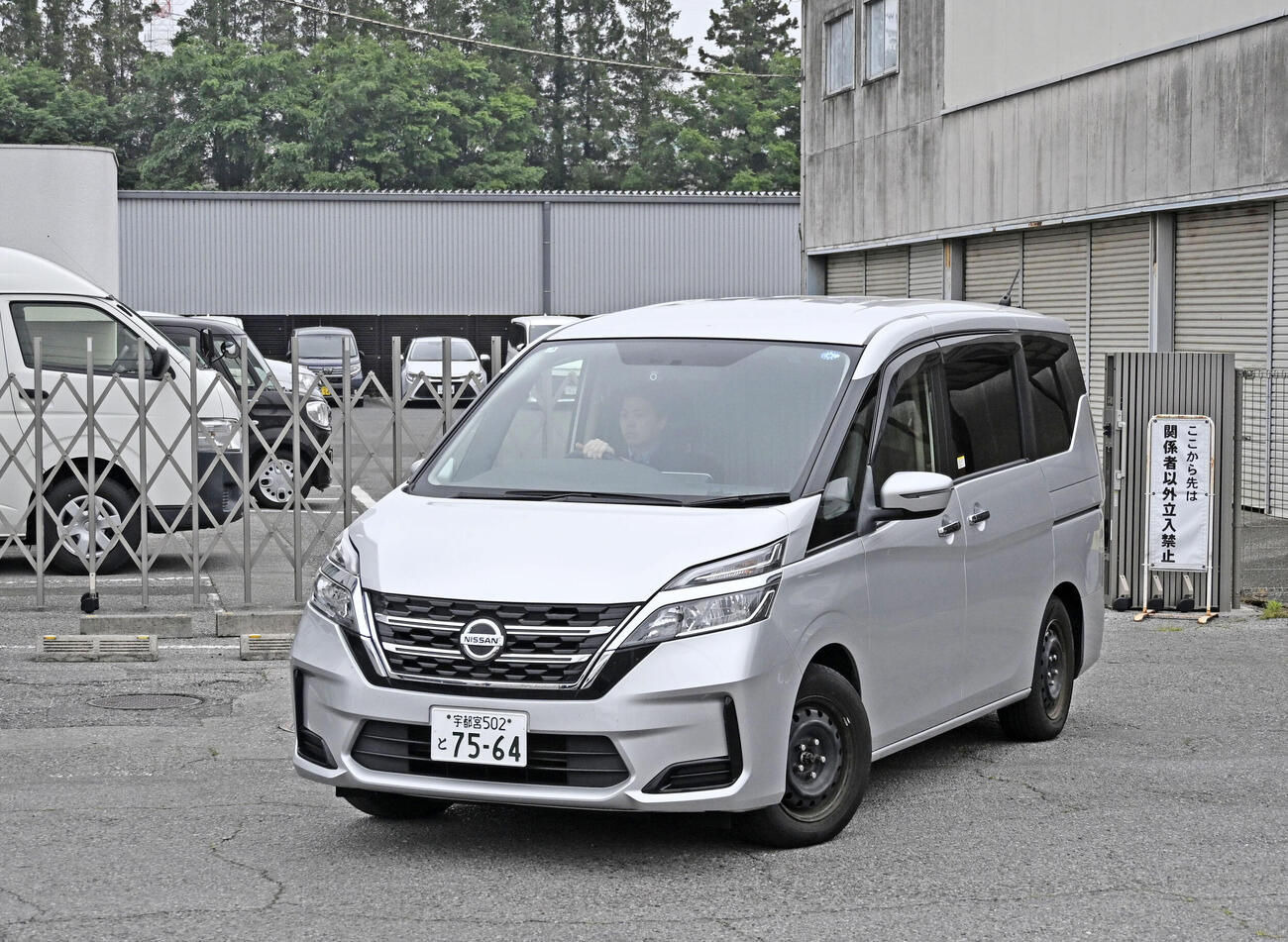 送検のため栃木県警下野署を出る、容疑者の少年を乗せた車＝16日午前（共同）