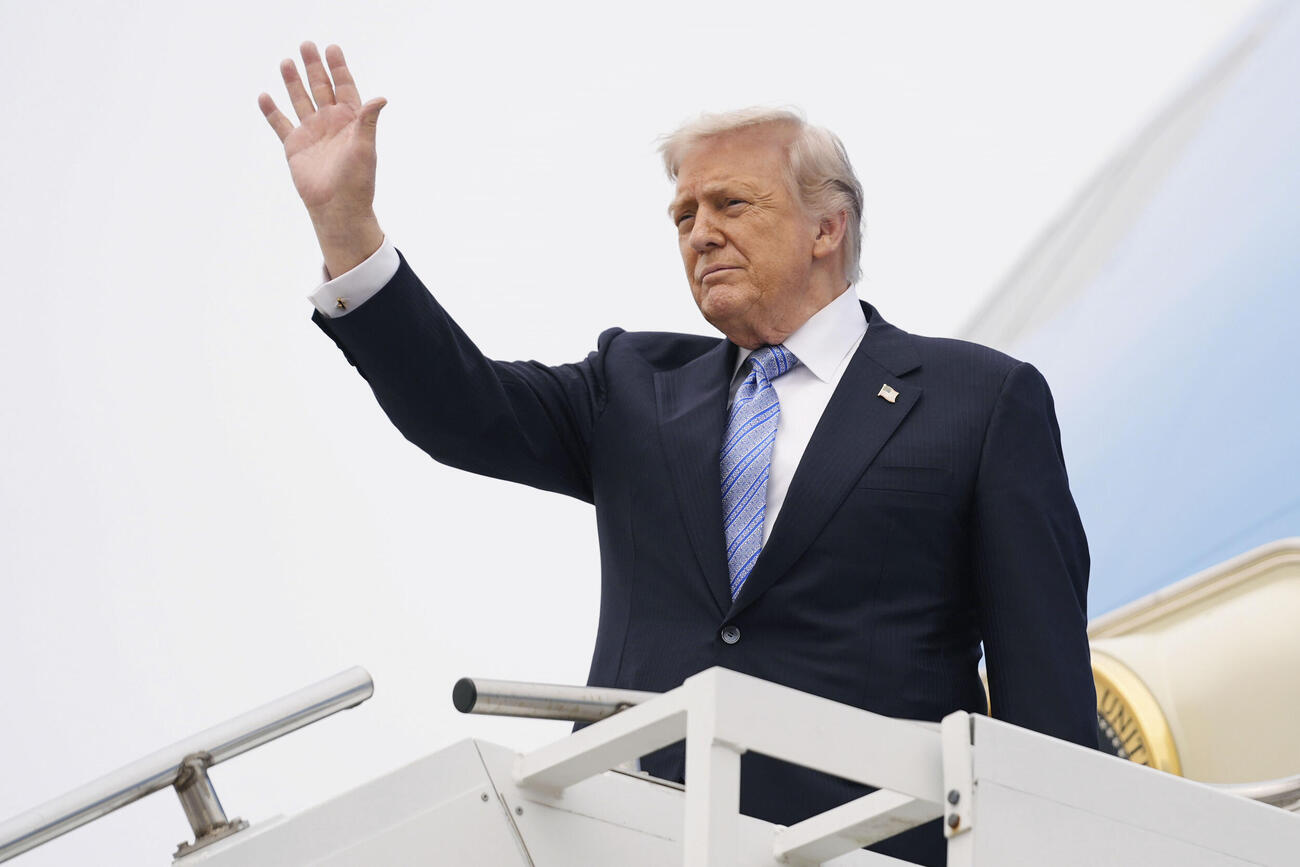 中国訪問の日程を終え、北京の空港を出発するトランプ米大統領＝15日（AP＝共同）
