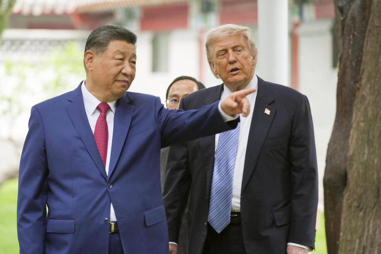 北京の中南海でトランプ米大統領（右）を案内する中国の習近平国家主席＝15日（ゲッティ＝共同）