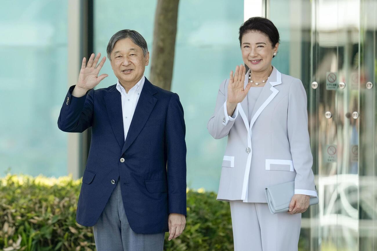 松山空港に到着し、手を振られる天皇、皇后両陛下（共同）
