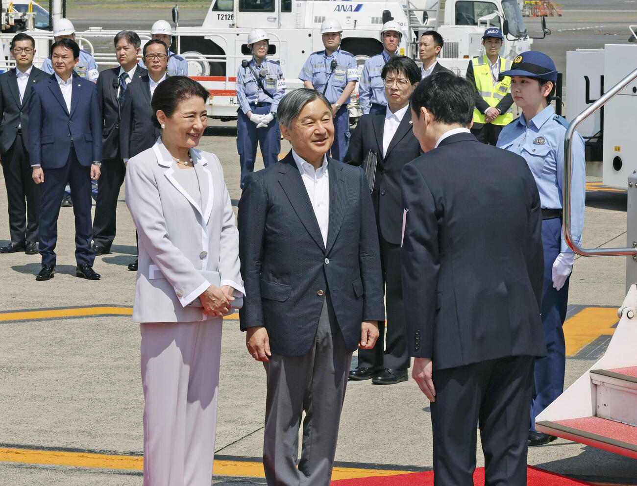 全国植樹祭の式典出席などのため、愛媛県に向け羽田空港を出発される天皇、皇后両陛下＝16日午前（共同）