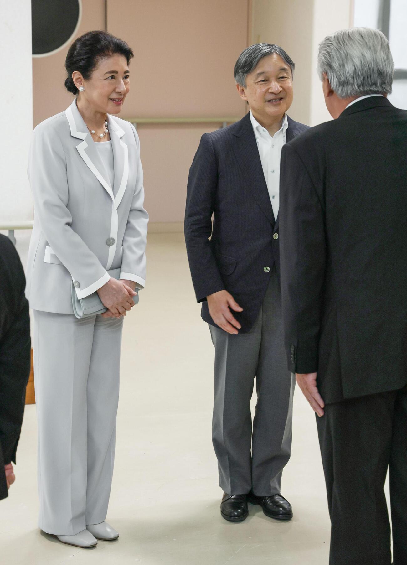 愛媛県大洲市の長浜保健センターに到着された天皇、皇后両陛下＝16日午後（代表撮影・共同）