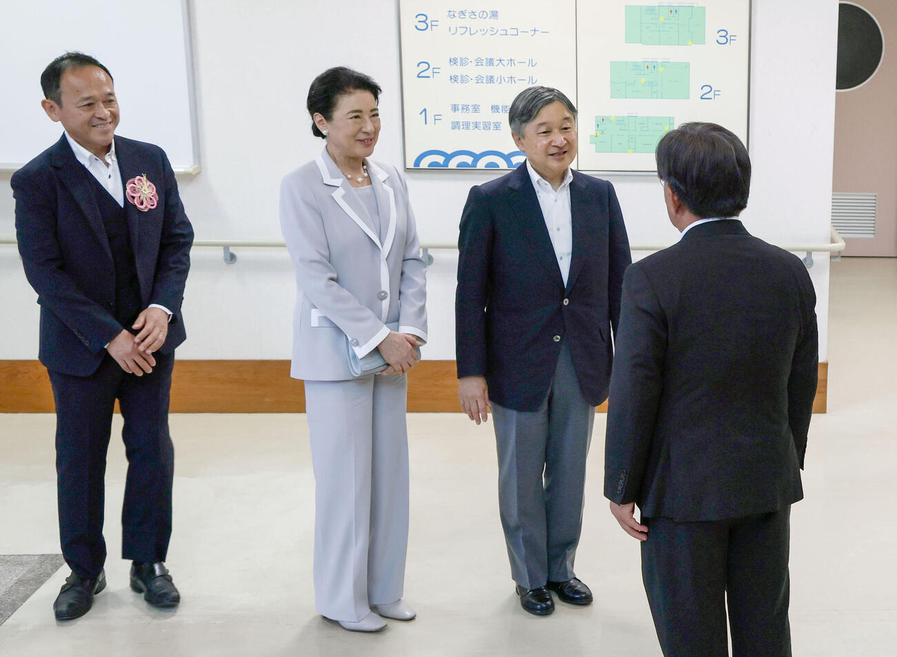 愛媛県大洲市の長浜保健センターに到着された天皇、皇后両陛下＝16日午後（代表撮影・共同）