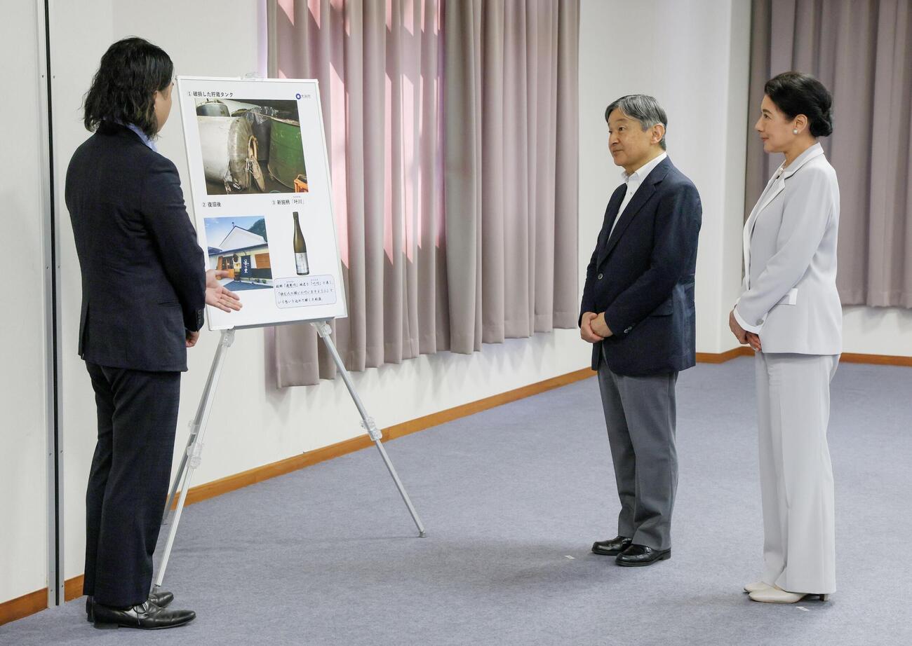 2018年に発生した西日本豪雨の浸水被害から再建した、酒造会社の山内倫太郎さんと懇談される天皇、皇后両陛下＝16日午後、愛媛県大洲市（代表撮影・共同）