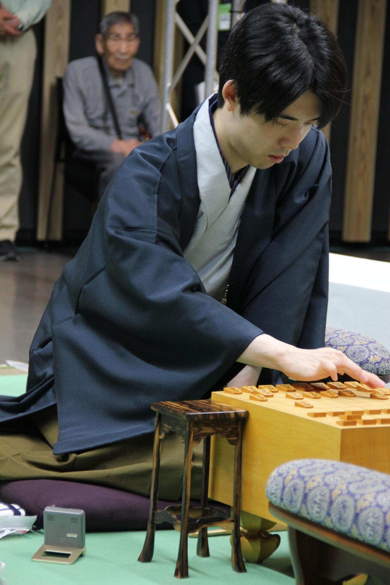 名人戦7番勝負第4局高槻対局2日目に臨んだ藤井聡太名人（日本将棋連盟提供）