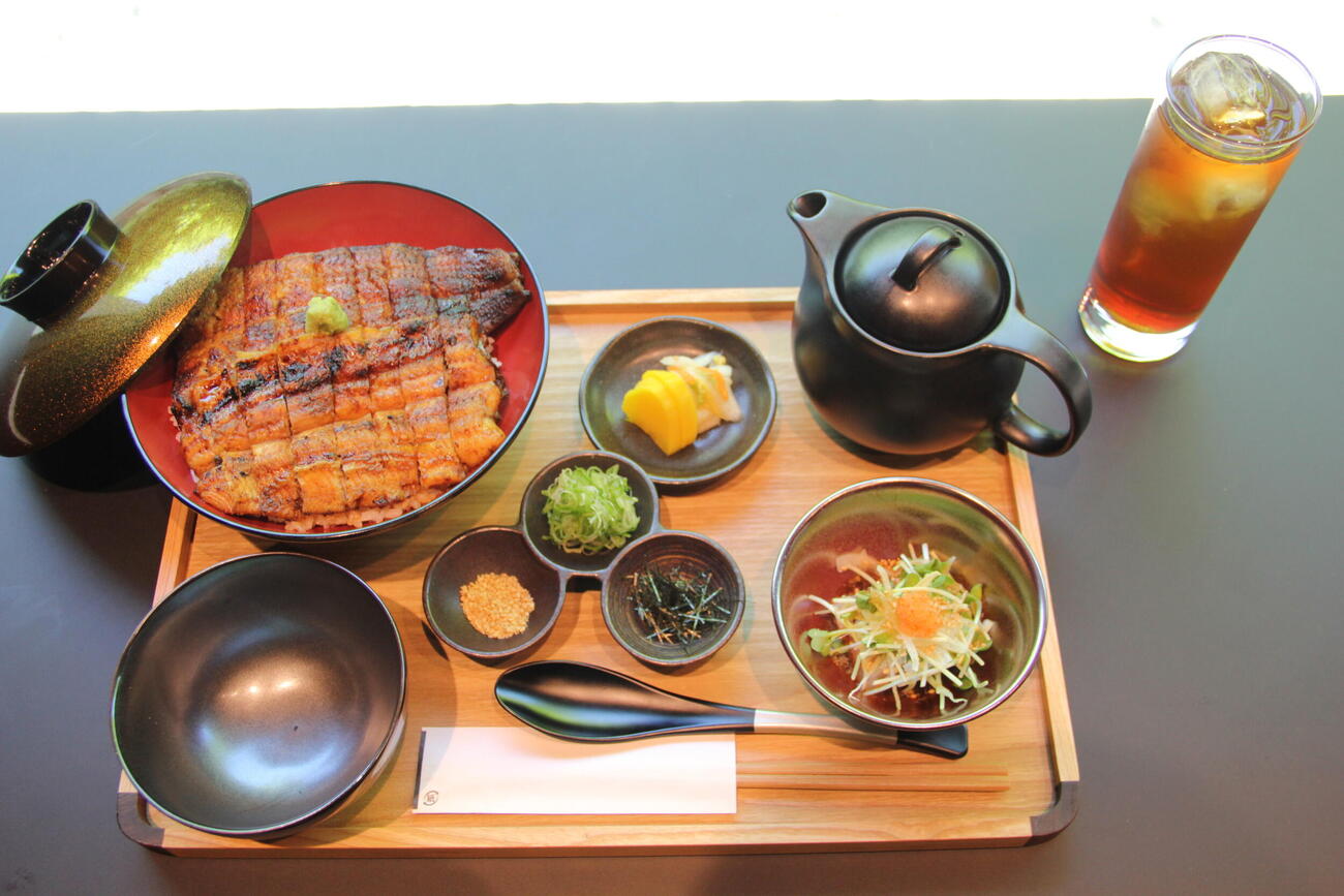 糸谷哲郎九段の昼食「うなぎひつまぶし御膳（特上）」「アールグレイティー（アイス）」（日本将棋連盟提供）