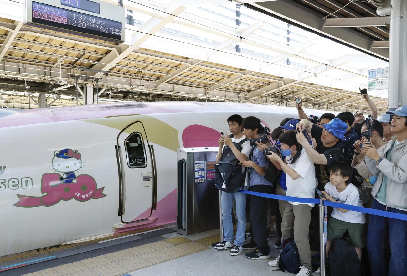 「ハローキティ」をあしらった500系新幹線のラストランに集まった大勢のファン＝17日午前、JR新大阪駅(共同)