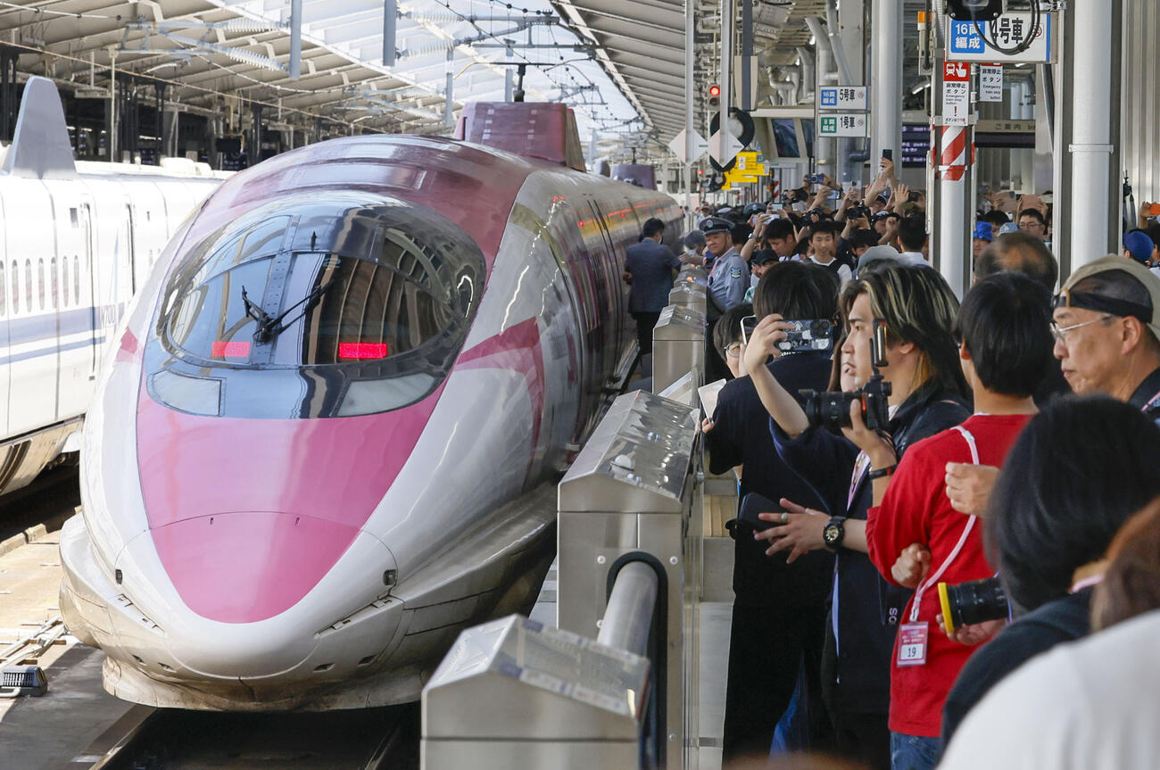 ラストランでJR新大阪駅に入線した、「ハローキティ」をあしらった500系新幹線＝17日午前(共同)