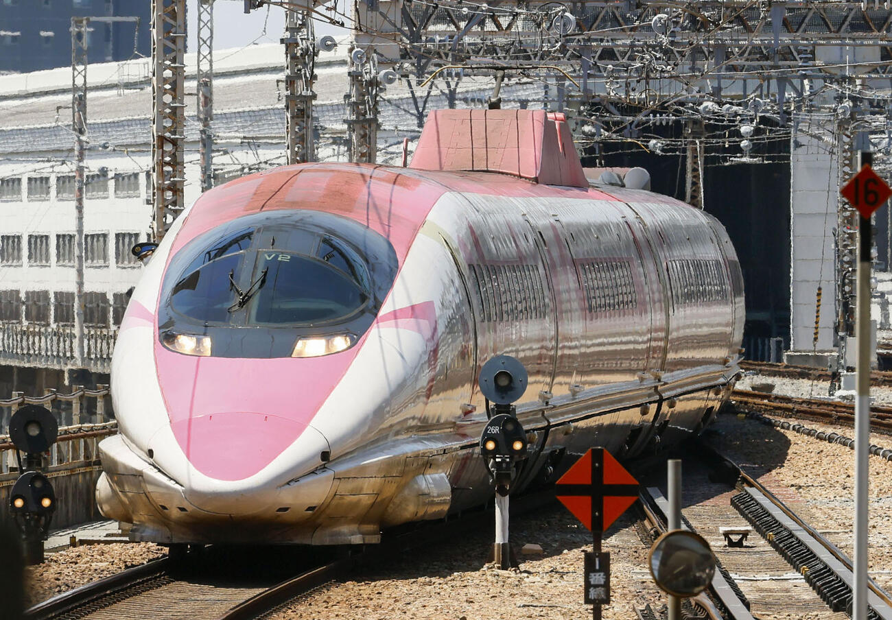 ラストランでJR新大阪駅に入線する、「ハローキティ」をあしらった500系新幹線＝17日午前(共同)