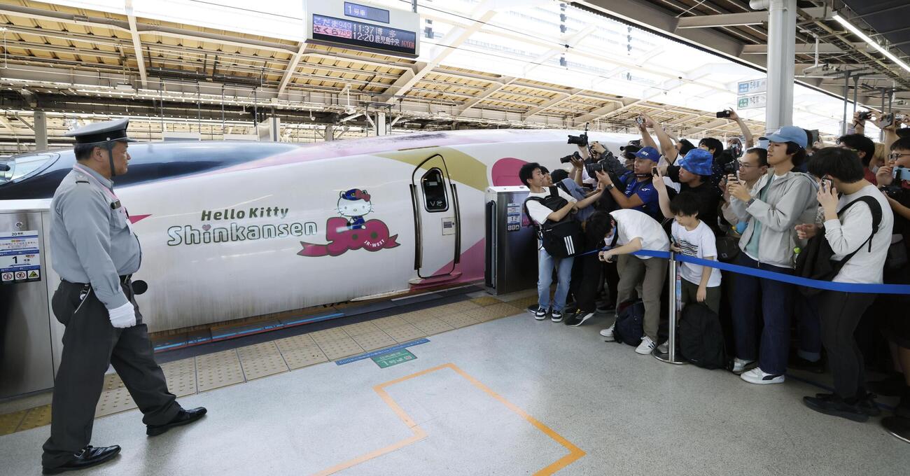 「ハローキティ」をあしらった500系新幹線のラストランに集まった大勢のファン＝17日午前、JR新大阪駅(共同)