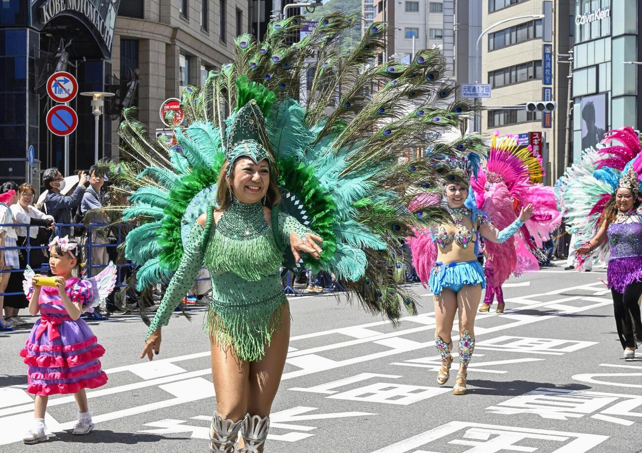 サンバやダンスのチームが華やかにパレードする神戸まつり＝17日午後、神戸市（共同）