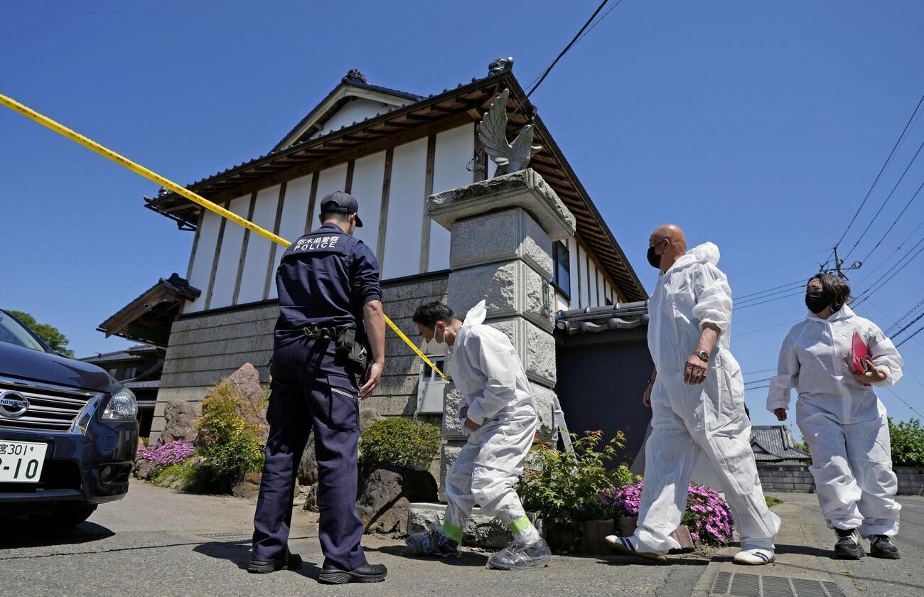 強盗殺人事件の現場に入る捜査関係者(共同)