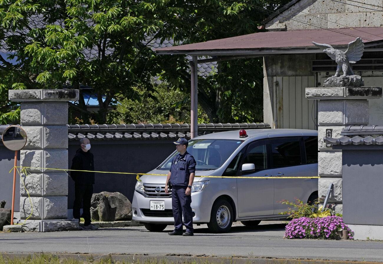 強盗殺人事件現場の住宅を警戒する警察官＝17日午前9時41分、栃木県上三川町(共同)