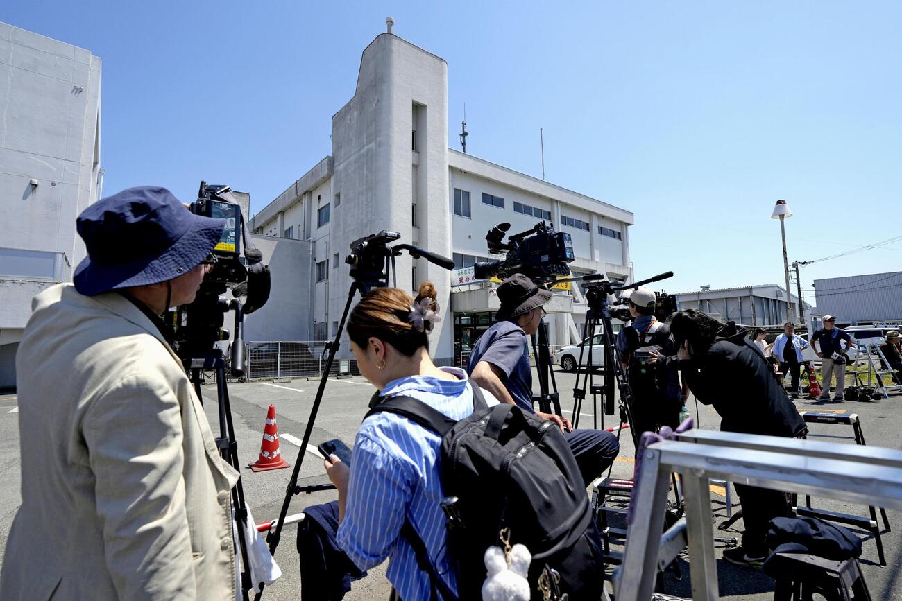 栃木県警下野署前に集まった報道陣(共同)