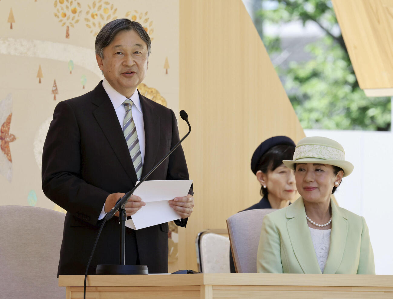 第76回全国植樹祭の式典であいさつされる天皇陛下と皇后さま＝17日午後、松山市（代表撮影）