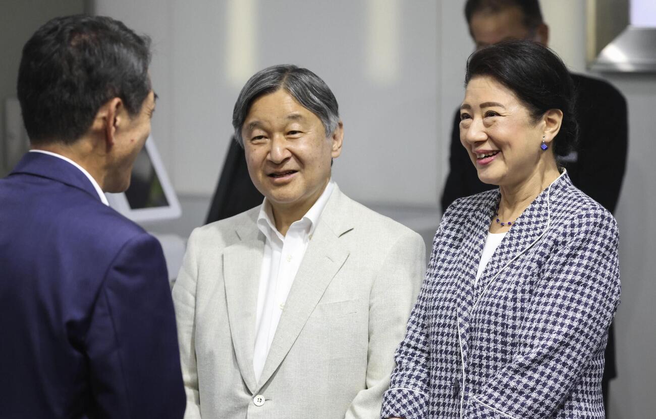 愛媛県での日程を終え、松山空港で中村時広知事の見送りを受けられる天皇、皇后両陛下（代表撮影、共同）