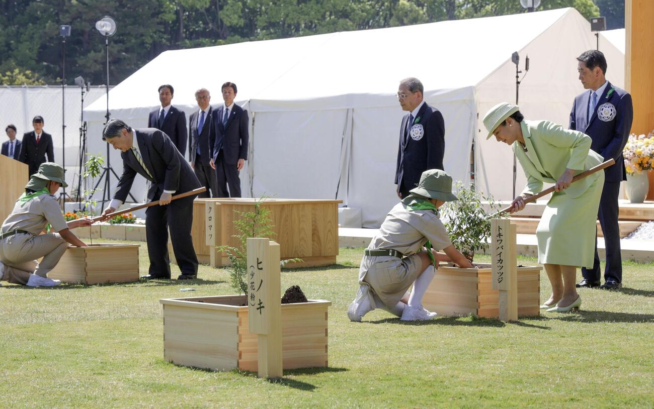 第76回全国植樹祭の式典で、苗木を植えられる天皇、皇后両陛下＝17日午後、松山市（代表撮影）