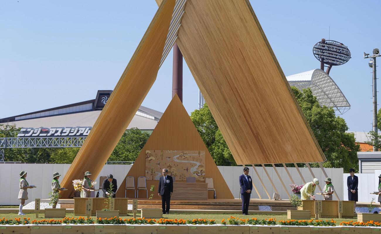 天皇、皇后両陛下が出席されて行われた第76回全国植樹祭の式典＝17日午後、松山市