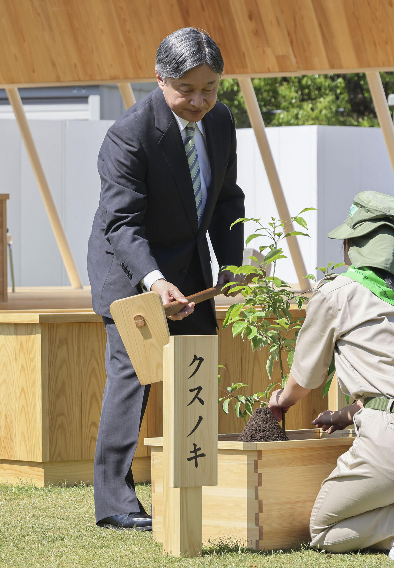 第76回全国植樹祭の式典で苗木を植えられる天皇陛下＝17日午後、松山市（代表撮影）