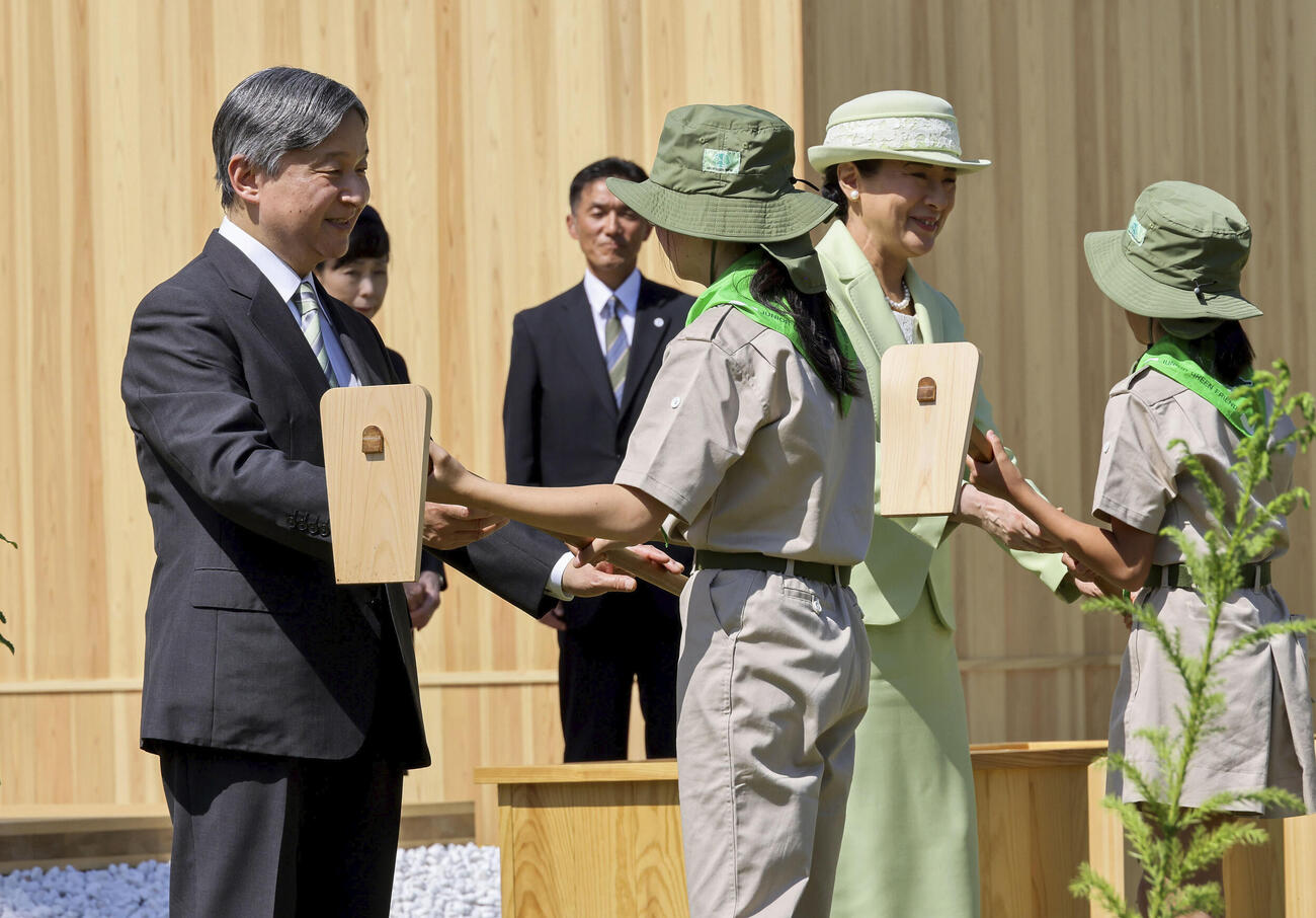 松山市で開かれた第76回全国植樹祭の式典に出席された天皇、皇后両陛下＝17日午後（代表撮影）