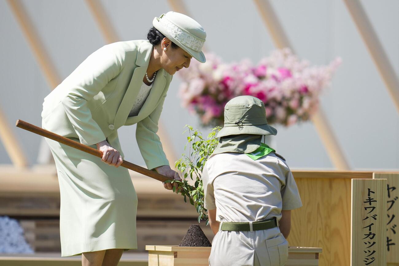 第76回全国植樹祭の式典で苗木を植えられる皇后さま（共同）