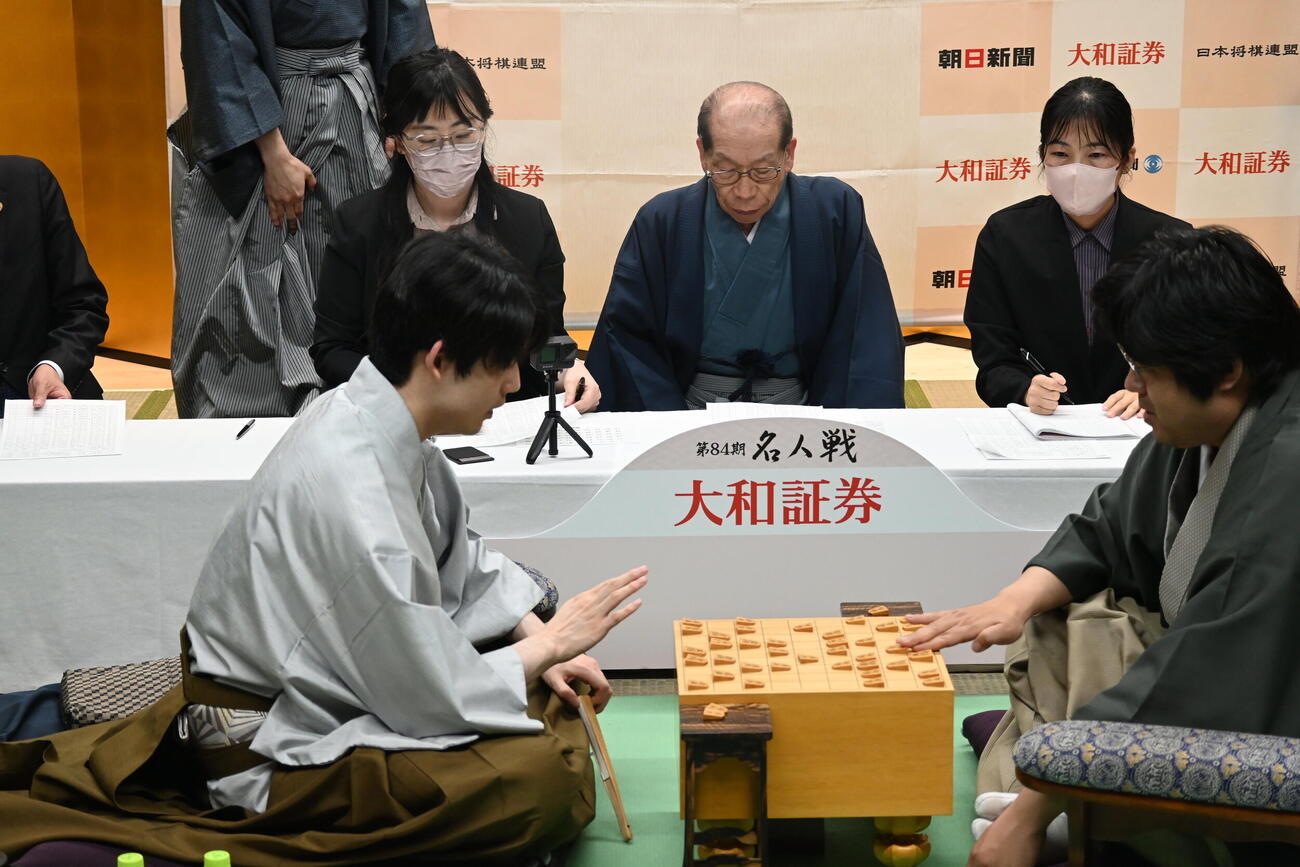 終局後、感想戦を行う糸谷哲郎九段（撮影・松浦隆司）