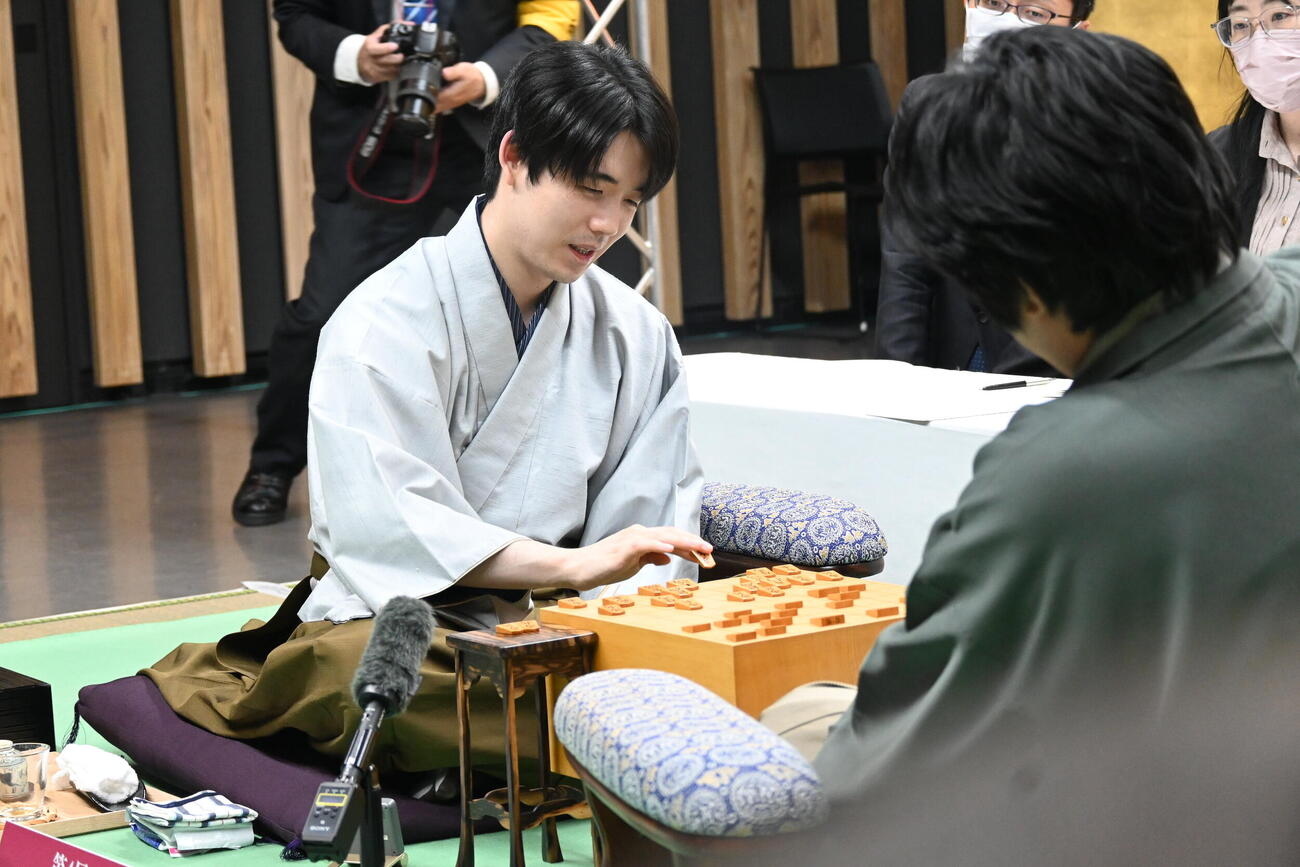 終局後、感想戦を行う藤井聡太名人（撮影・松浦隆司）