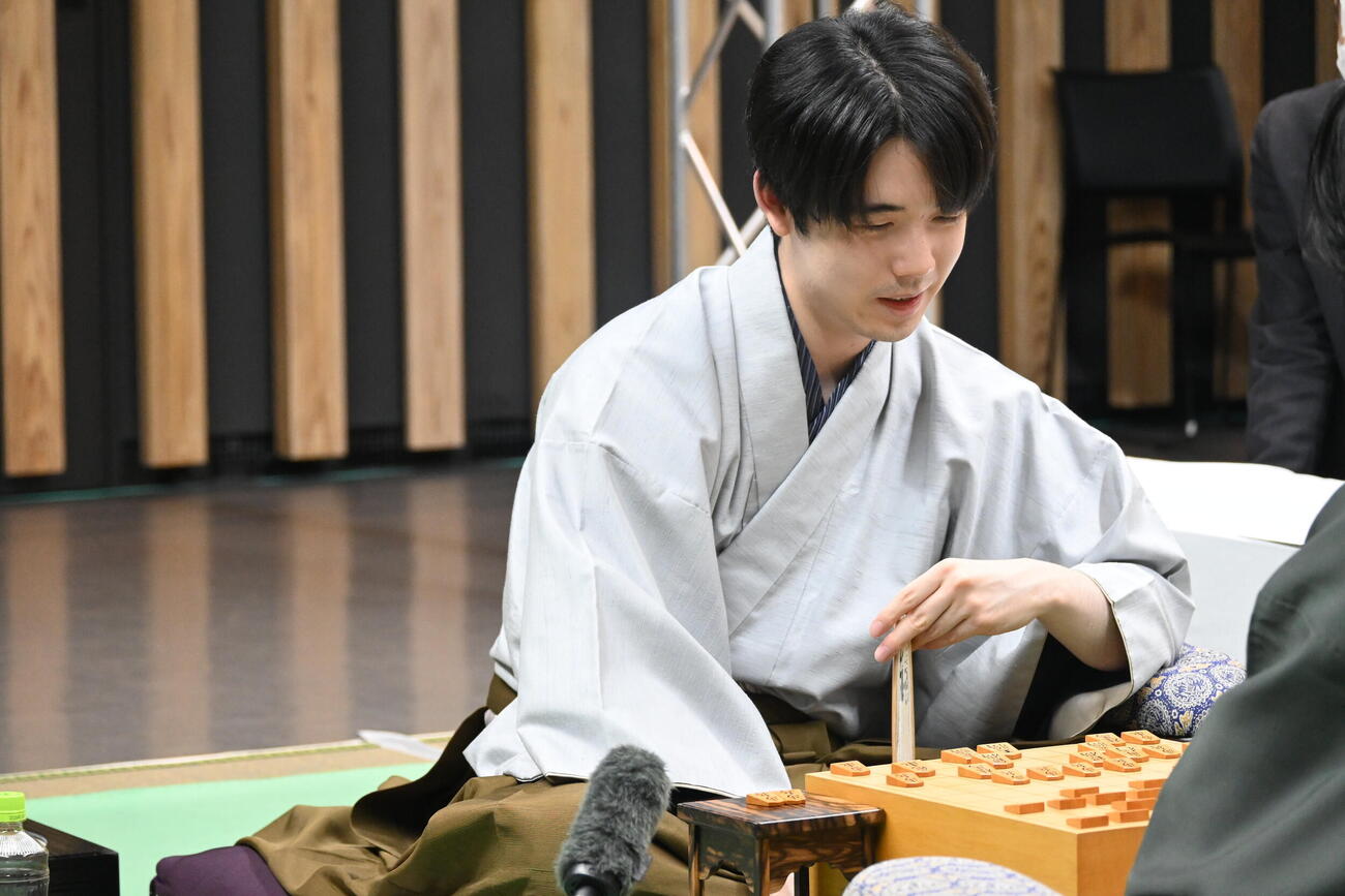 終局後、感想戦を行う藤井聡太名人（撮影・松浦隆司）
