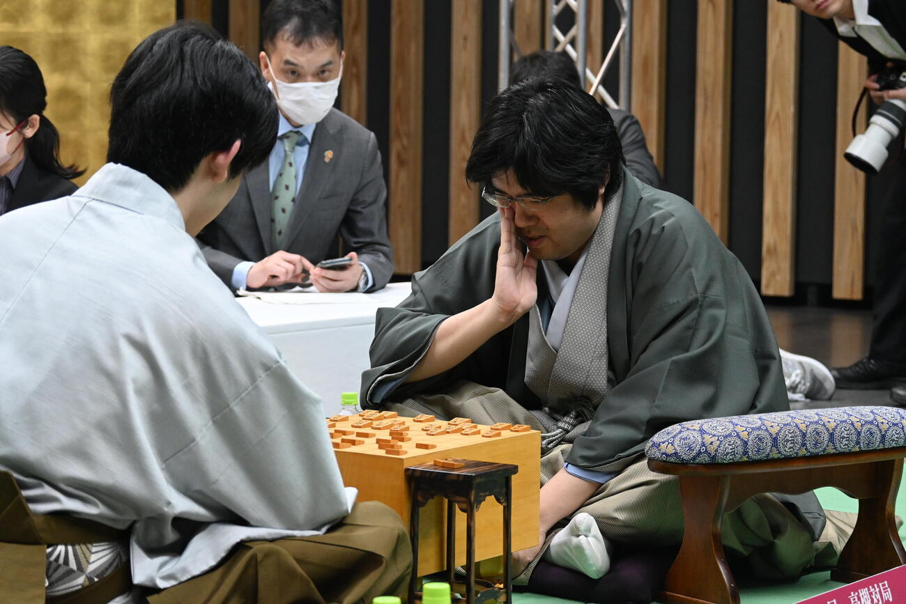 終局後、感想戦を行う糸谷哲郎九段（撮影・松浦隆司）