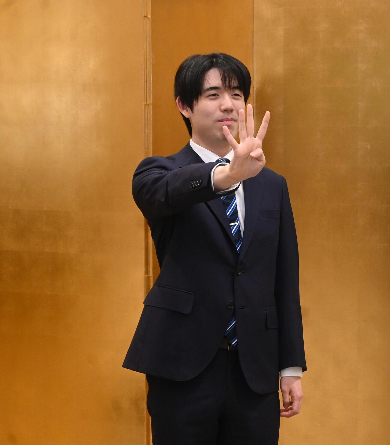 名人4連覇一夜明け会見で4連覇のポーズを取る藤井聡太名人（撮影・松浦隆司）