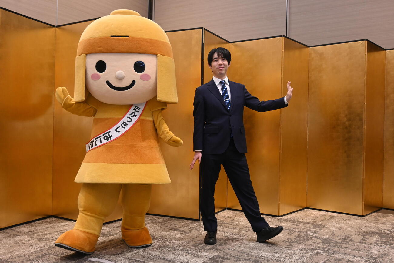 名人4連覇一夜明け会見で高槻市のマスコットキャラクター「はにたん」と2ショットの撮影に応じた藤井聡太名人（撮影・松浦隆司）