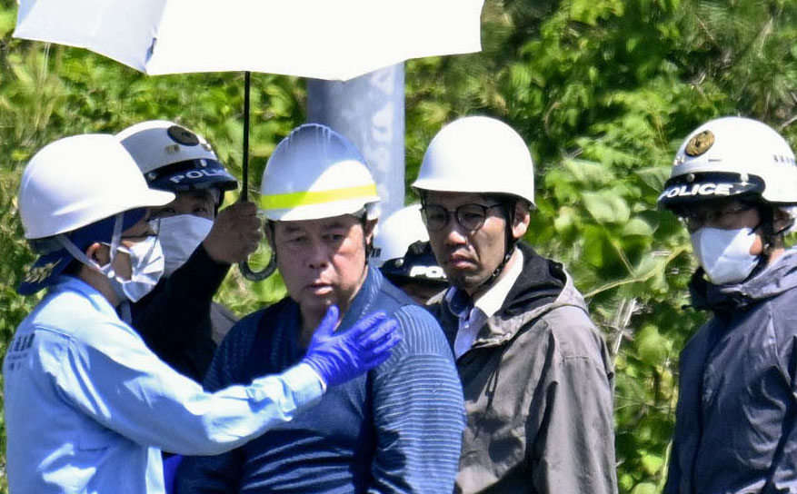 磐越自動車道バス事故の実況見分に立ち会う若山哲夫容疑者（手前左から2人目）（共同）