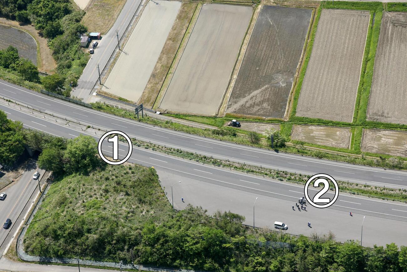 福島県郡山市の磐越自動車道で若山哲夫容疑者を立ち会わせ行われたバス事故の実況見分＜2＞。＜1＞は事故現場（共同）