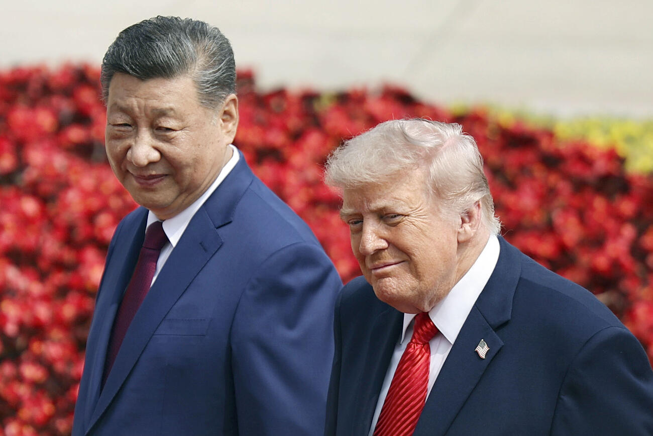 北京の人民大会堂での歓迎式典に臨むトランプ米大統領（右）と中国の習近平国家主席＝14日（共同）