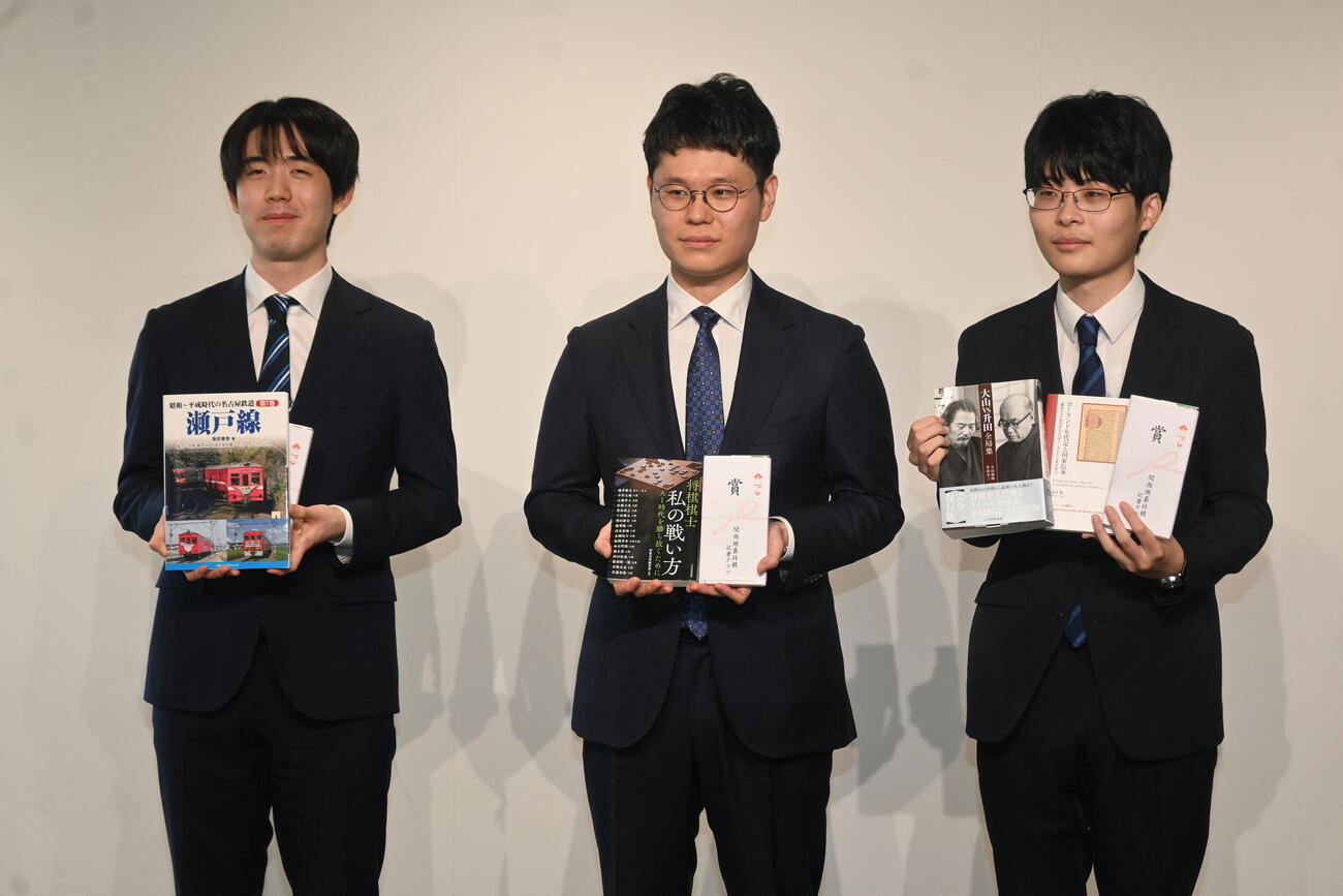 関西囲碁将棋記者クラブ賞表彰式に出席した左から将棋の藤井聡太6冠、囲碁の余正麒九段、将棋の藤本渚七段（撮影・松浦隆司）