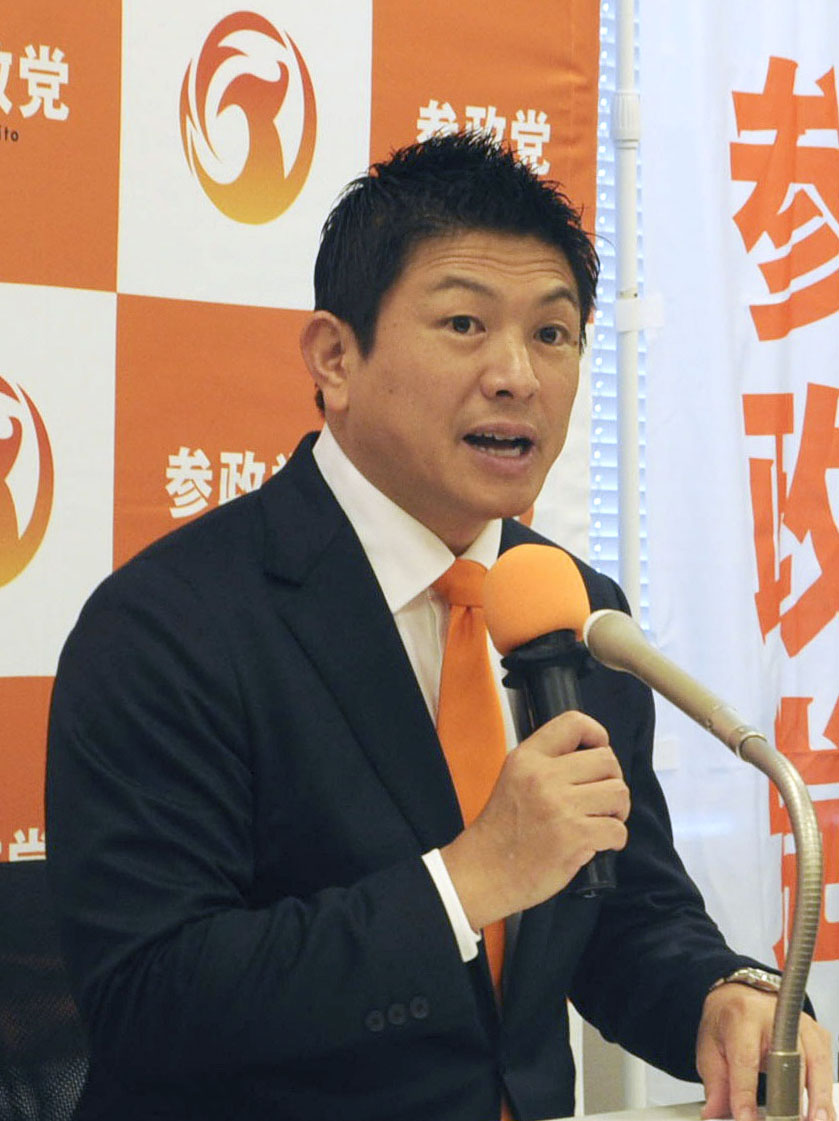 記者会見する参政党の神谷代表(共同)