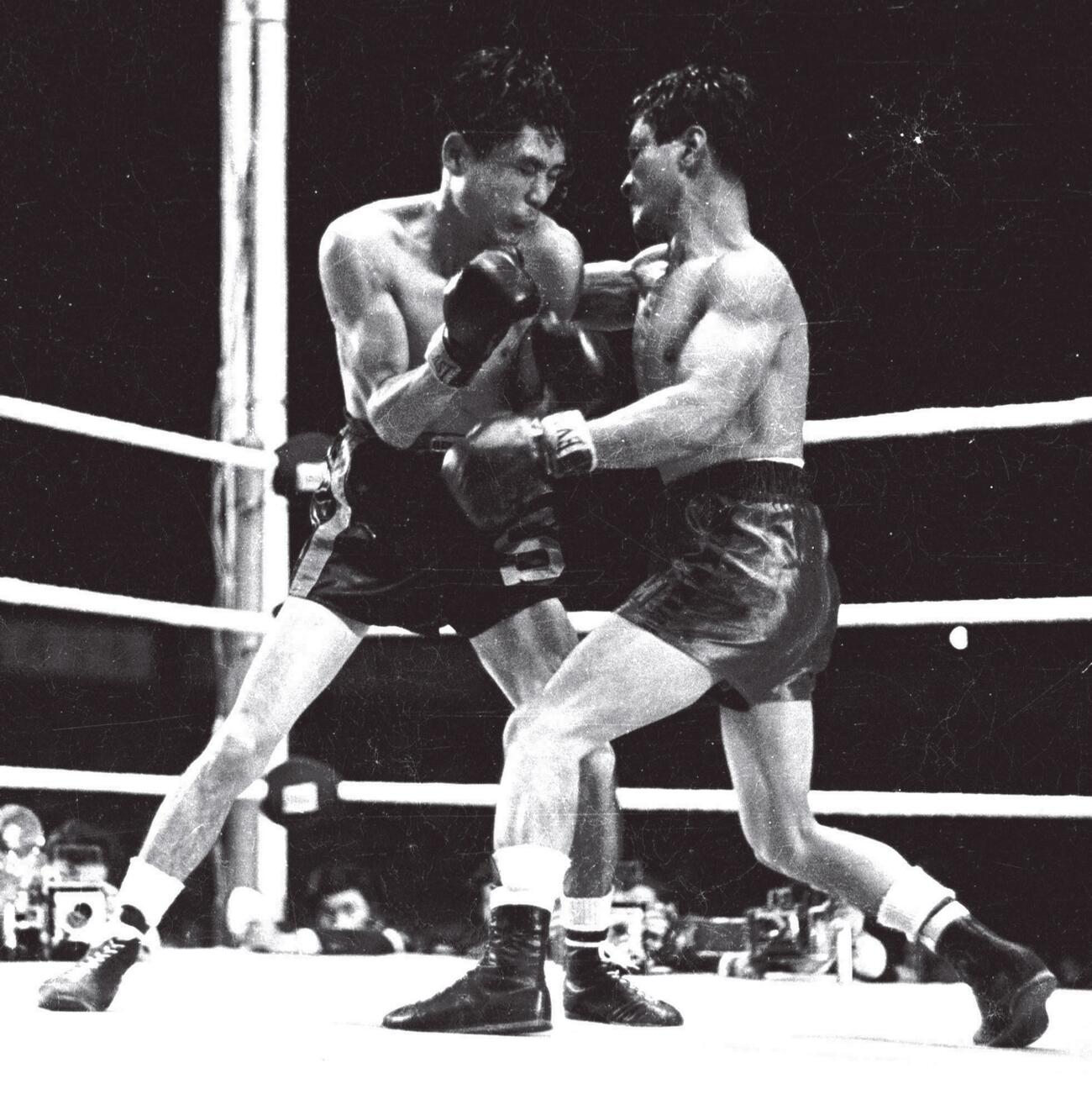 1952年5月19日、日本人として初めて世界に挑戦し、ダド・マリノとの激しい戦いを見せる白井義男（左）