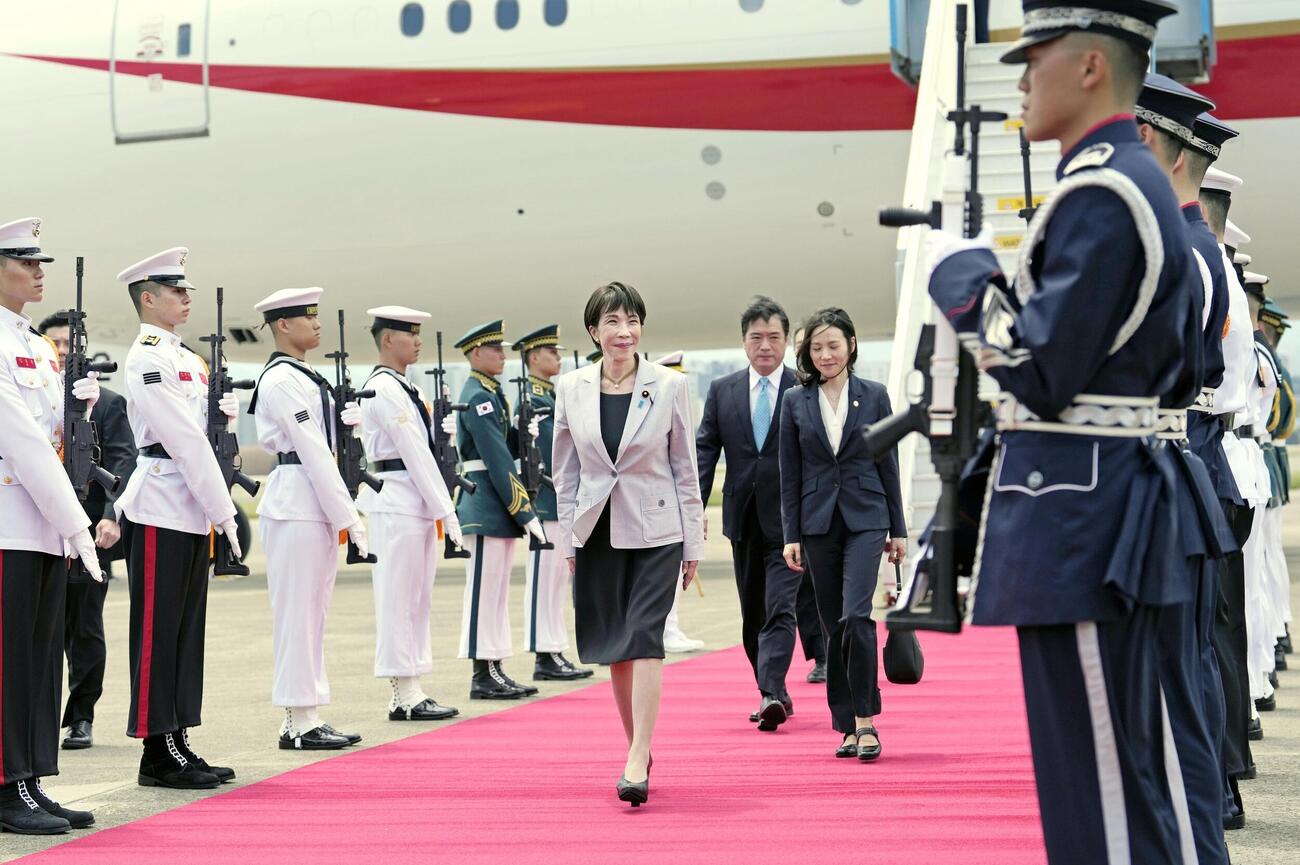 韓国南東部・大邱の空港に到着した高市首相＝19日（共同）