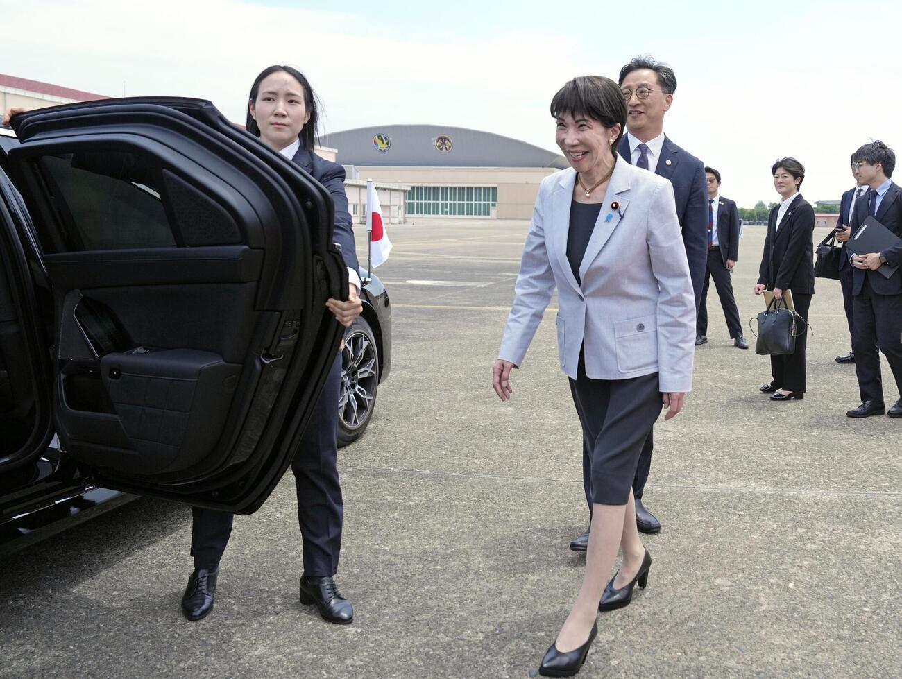 韓国南東部・大邱の空港に到着し、車に乗り込む高市首相＝19日（共同）