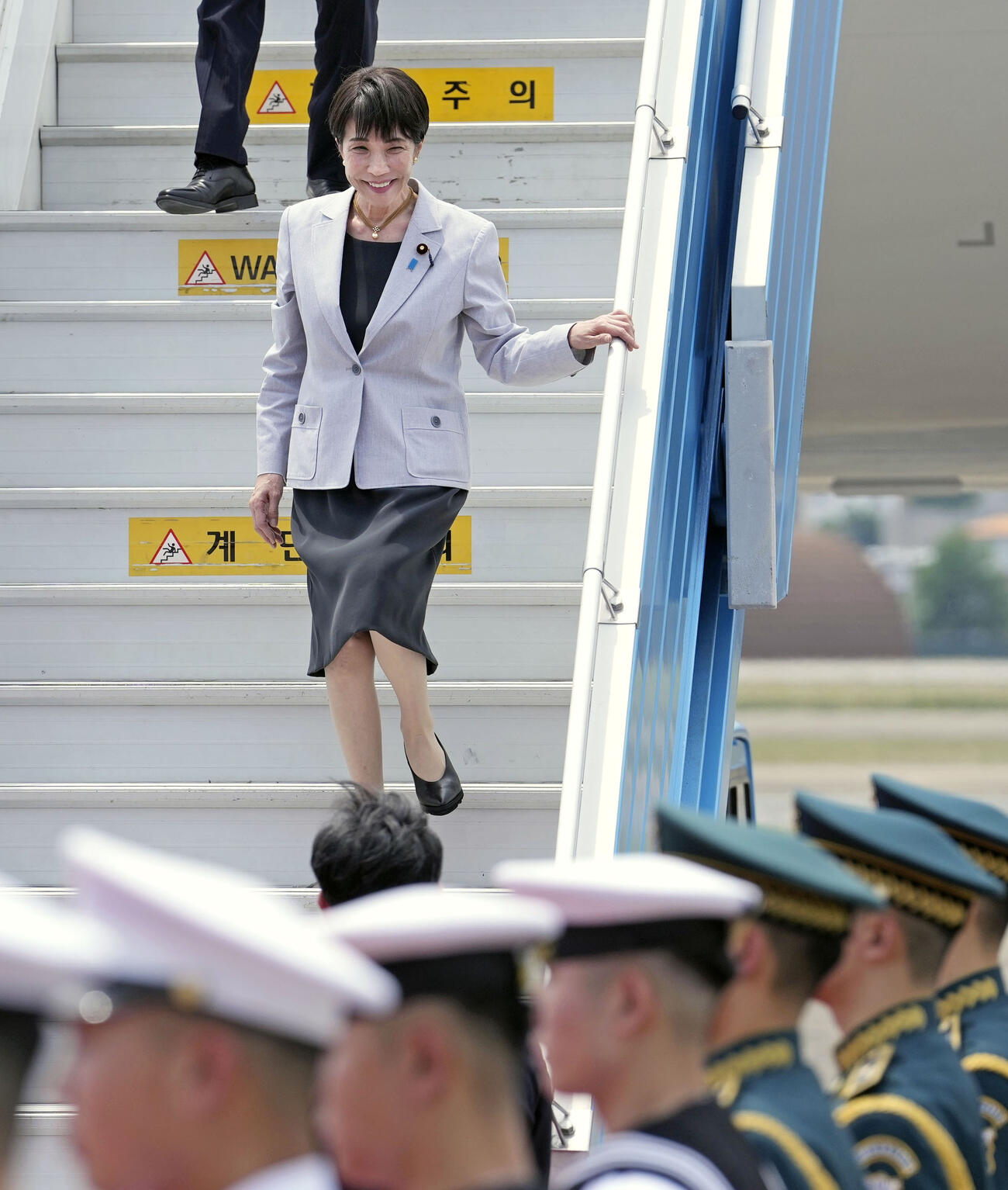 韓国南東部・大邱の空港に到着した高市首相＝19日（共同）